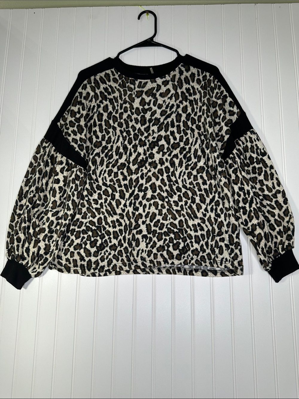 Glam Apparel Leopard Print Long Sleeve Top Pullover Sweater Size Small